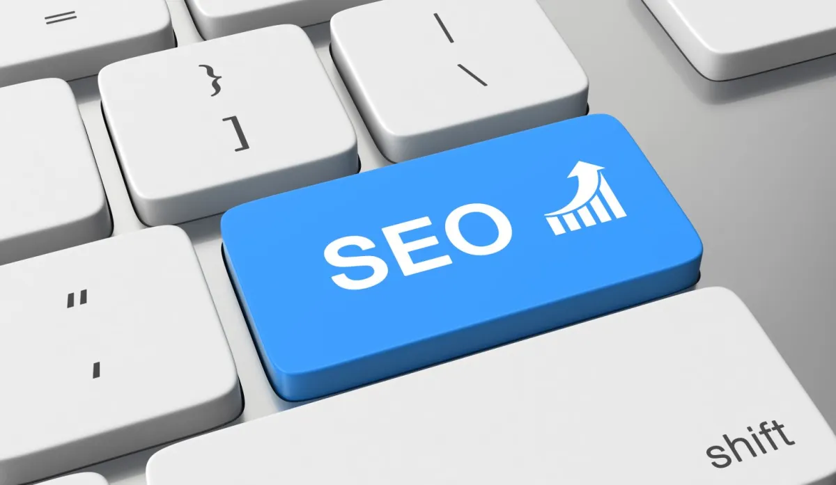 Blue keyboard key labelled SEO with a rising bar chart arrow among white keys
